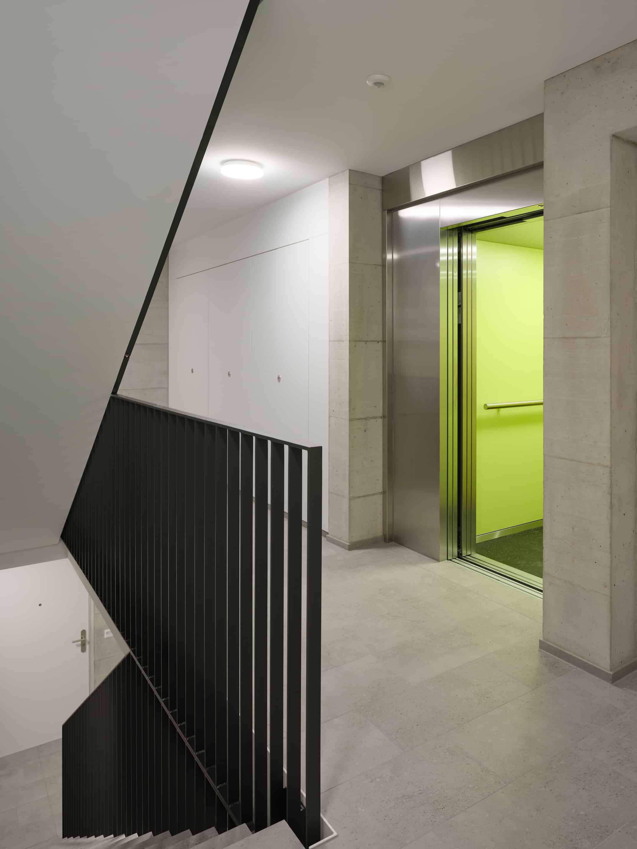 Treppenhaus mit Lift