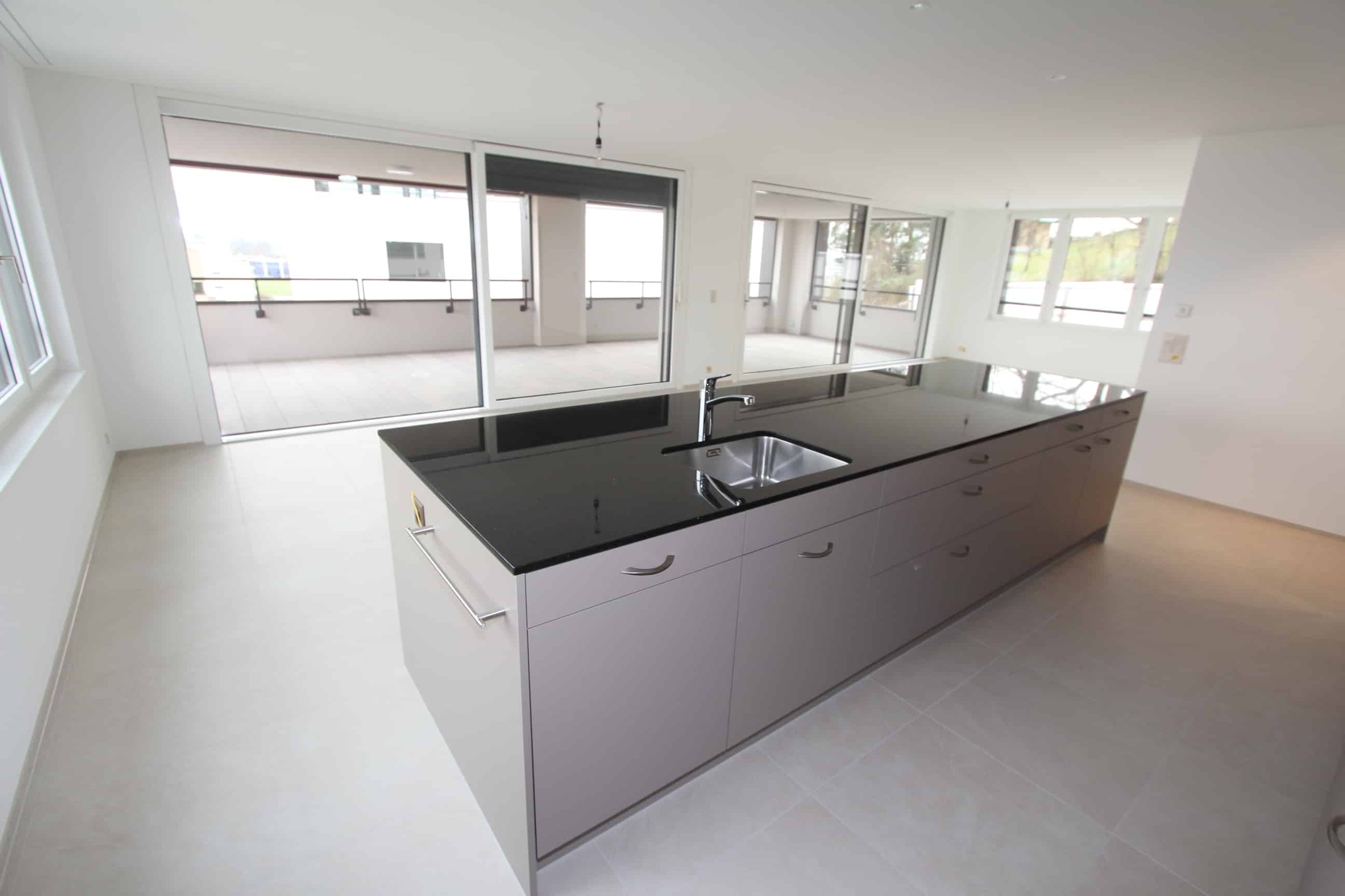 Offene Küche mit Wohn- und Essbereich und Blick auf den Balkon ?